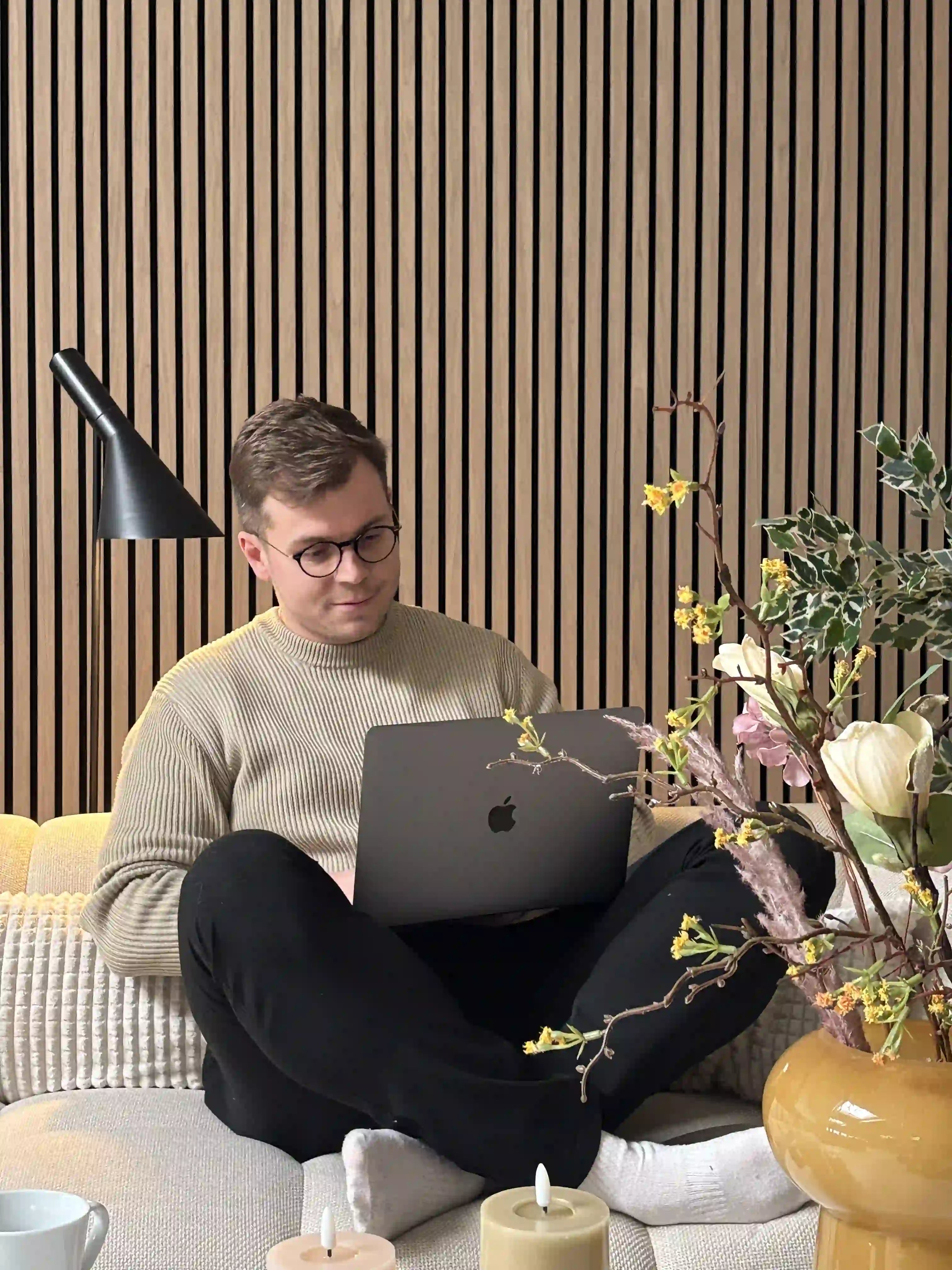 Akustikpaneler vardagsrum soffa
