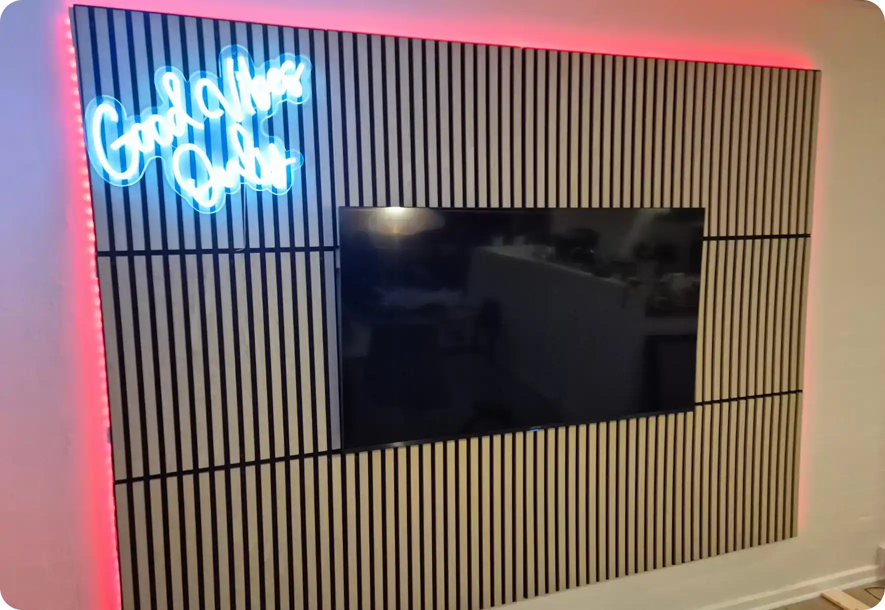 Akustikpanel bakom TV — bättre ljud och en snygg TV-vägg