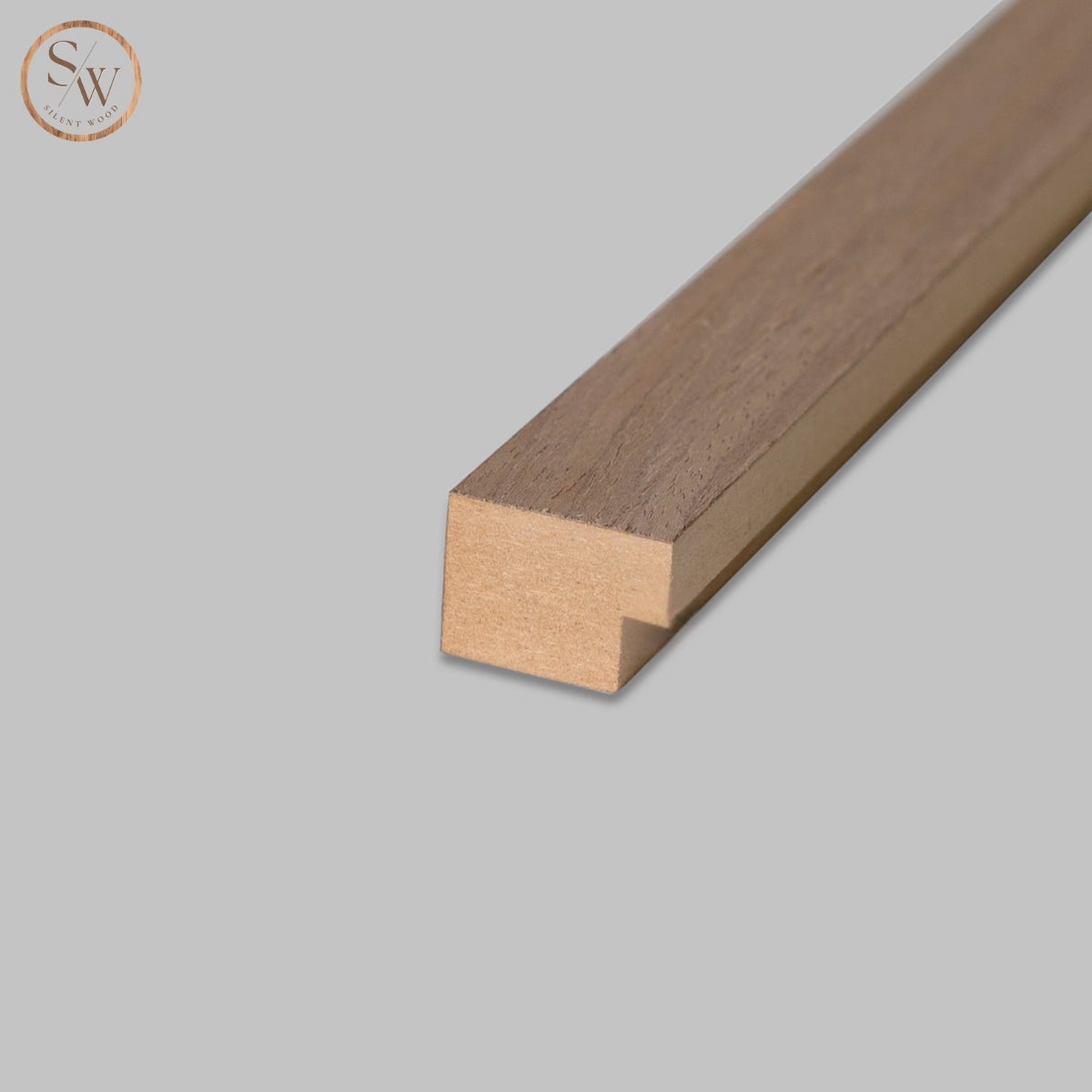 Akustikpanel avslutningslist standard light brown oak närbild